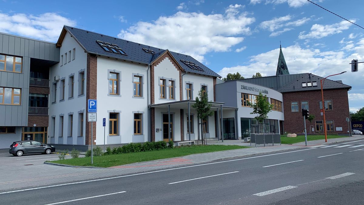 Dusno na škole pod Beskydami. Část rodičů se bouří kvůli facce od ředitelky žákovi